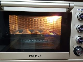 16、油旋儿,16．放入预热好的烤箱中，上下火200度，烤30分钟。