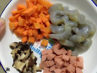 1、火腿玉米虾粥,其实材料就是自己喜欢吃什么就下什么