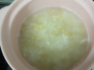 2、火腿玉米虾粥,玉米是网上买的 所以先煮 你们买现成的就先煮粥
