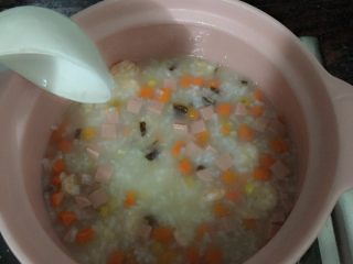 3、火腿玉米虾粥,煮到玉米和粥都可以吃了再把所有的材料放进去 再煮一小会 萝卜和虾可以吃了就可以了