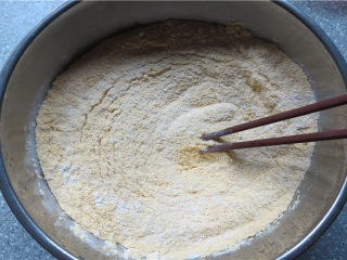 2、奶香窝窝头,将除小苏打以外的所有原料放入一个大点的容器内，用筷子搅拌均匀；