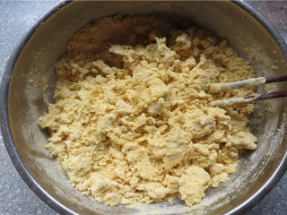 3、奶香窝窝头,冲入开水，搅拌成絮状；