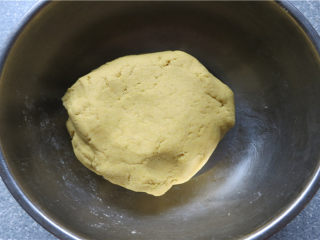 4、奶香窝窝头,晾至不烫手，放入小苏打和成面团；