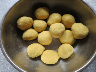 5、奶香窝窝头,均分成若干小面团，用手搓至光滑；