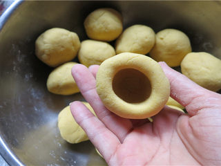 6、奶香窝窝头,取一个，用大拇指戳一个洞，利用拇指与其他手指的配合制成窝状；