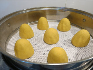 7、奶香窝窝头,蒸锅放水上灶，开锅后将窝头放入蒸锅，大火蒸20分钟；