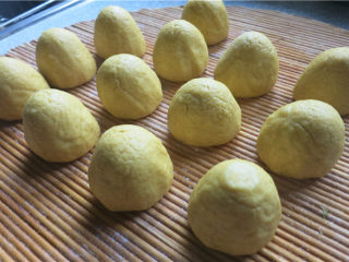 8、奶香窝窝头,出锅后放在盖帘上晾凉；