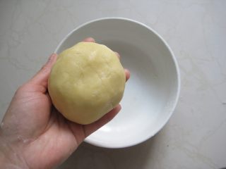 6、豆沙一口酥：零基础玩烘焙也不败的香酥小点,揉成面团，不要过度揉，用手捏成团即可。
