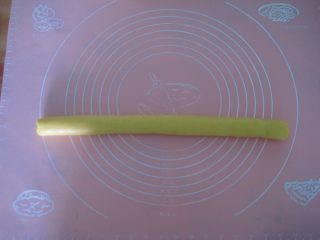 7、豆沙一口酥：零基础玩烘焙也不败的香酥小点,面团冷藏好后搓成长条状。