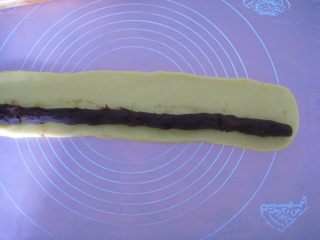 9、豆沙一口酥：零基础玩烘焙也不败的香酥小点,将豆沙馅搓成条包入面片中。