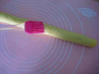 11、豆沙一口酥：零基础玩烘焙也不败的香酥小点,表面薄薄的刷上一层蛋液。