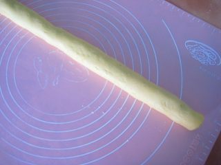 10、豆沙一口酥：零基础玩烘焙也不败的香酥小点,滚圆。