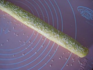 12、豆沙一口酥：零基础玩烘焙也不败的香酥小点,撒上芝麻。用手轻轻按一按，以免芝麻脱落。