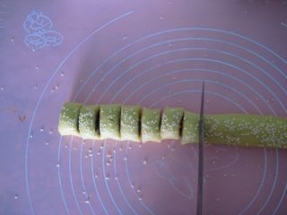 13、豆沙一口酥：零基础玩烘焙也不败的香酥小点,切成大小适中的小块。