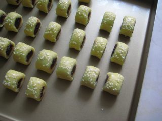 14、豆沙一口酥：零基础玩烘焙也不败的香酥小点,放入烤盘中。