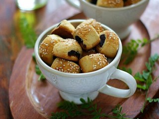 15、豆沙一口酥：零基础玩烘焙也不败的香酥小点,烤好后立刻出炉，放凉后密封保存。