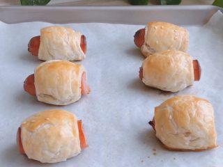 6、香肠飞饼卷,烤箱提前预热，200度，中层上下火，大约烘烤15-20分钟（时间温度根据自家烤箱调整）