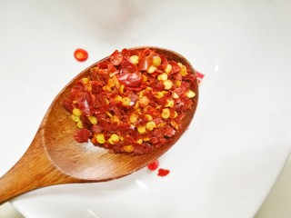 2、㊙️好吃到哭的灵魂酸汤面????吃一次就会爱上????,加入1勺干辣椒粉。