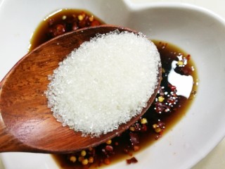 5、㊙️好吃到哭的灵魂酸汤面????吃一次就会爱上????,加一勺白糖，一勺盐，烧适量油浇在上面。