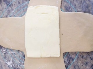 7、手撕面包,放入黄油