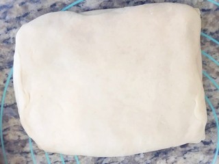 9、手撕面包,再包上下，用擀面杖压好封口