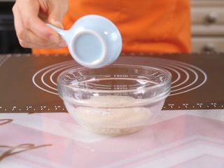 2、宝宝奶香小馒头 大人孩子都爱吃,温水中(不超35度)加入酵母粉