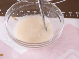 4、宝宝奶香小馒头 大人孩子都爱吃,要让酵母充分化开。