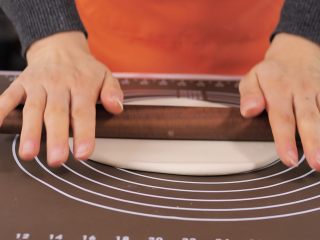 9、宝宝奶香小馒头 大人孩子都爱吃,用擀面杖擀成椭圆片(5mm左右),观察一下表面有没有气泡,如果有气泡说明揉的不充分,没有完全排气。表面很平整光滑说明揉好了。