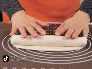 10、宝宝奶香小馒头 大人孩子都爱吃,从一个方向开始卷,不要太用力压。