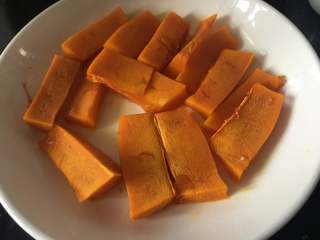 2、黄金小馒头,直接放入微波炉转5分钟至成熟。这样比较的方便，南瓜也不会出很多的水，成品南瓜味更浓，口感更好。你也可以直接蒸熟都是可以的