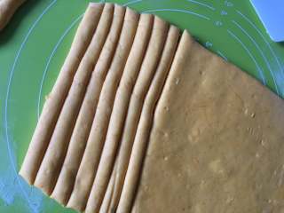 12、黄金小馒头,然后切成手指状的条状