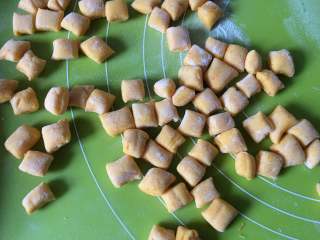 13、黄金小馒头,然后切成小颗粒，可以撒上适当的干粉但不要太多，然后静置15分钟