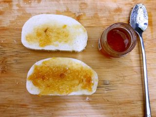 7、美好早餐开启美丽心情の黄金果酱馒头西多士+美式炒鸡蛋,另一片也稍微涂一点