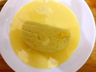 12、美好早餐开启美丽心情の黄金果酱馒头西多士+美式炒鸡蛋,放入馒头,两边都粘上蛋奶液