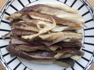 2、蒜香蒸茄子,蒸好后放置完全凉透，撕成条