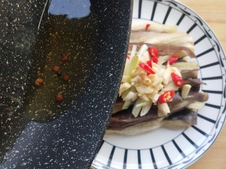 7、蒜香蒸茄子,油热出香味后泼在蒜末上