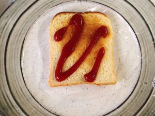 8、蔬菜三明治,烤盘垫保鲜膜,吐司上先挤一点番茄酱