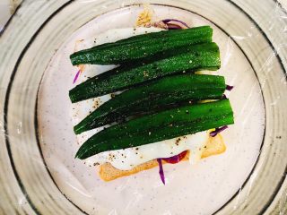 11、蔬菜三明治,排好秋葵