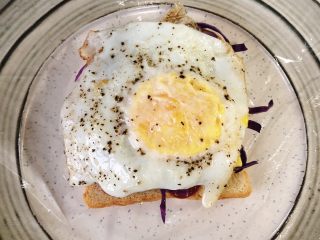 10、蔬菜三明治,铺上鸡蛋