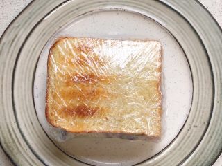 12、蔬菜三明治,用保鲜膜包紧,对切一下,就可以享用啦!