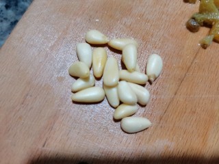 2、牛奶燕麦粥,把它剥壳去皮