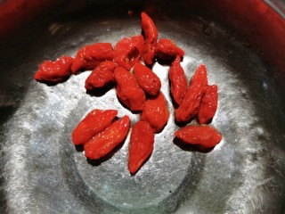 3、牛奶燕麦粥,枸杞子清洗干净