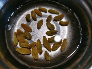 4、牛奶燕麦粥,葡萄干也清洗干净