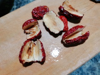 6、牛奶燕麦粥,红枣清洗干净去掉里面的籽