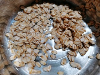 8、牛奶燕麦粥,麦片清洗干净备用
