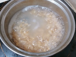 9、牛奶燕麦粥,锅里加入适量清水，把麦片放入大火煮开