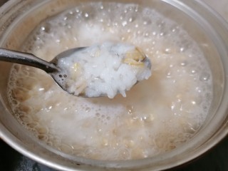 10、牛奶燕麦粥,再把煮熟的米饭加入小火慢炖