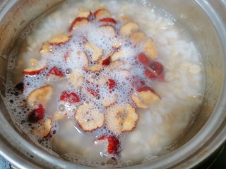 11、牛奶燕麦粥,炖开后加入红枣片