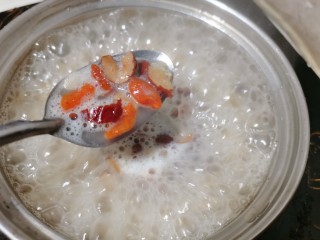12、牛奶燕麦粥,再一次煮开后再下枸杞子