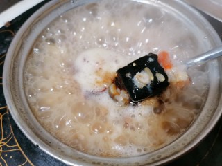 13、牛奶燕麦粥,把米熬开后加入红糖块搅拌至融化后即可关火